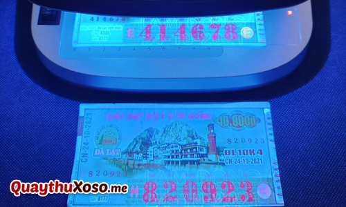 Soi tờ vé số dưới đèn UV để phân biệt thật giả